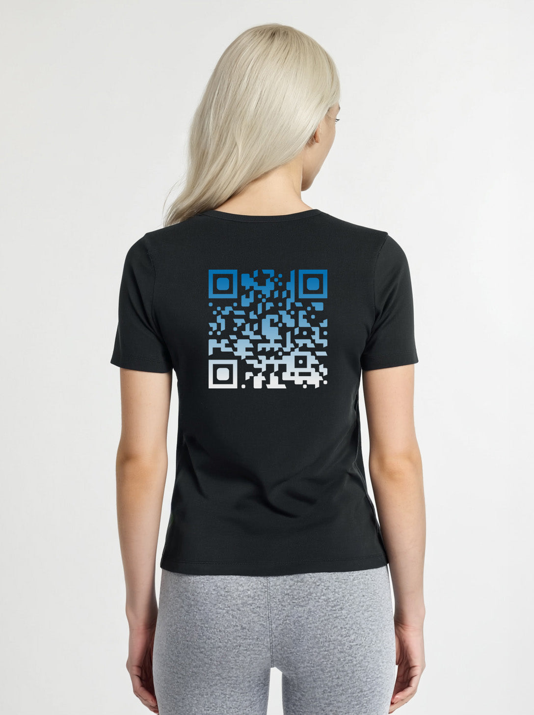 Women wearing a black t-shirt from Cue R with a blue-white QR code on the back.