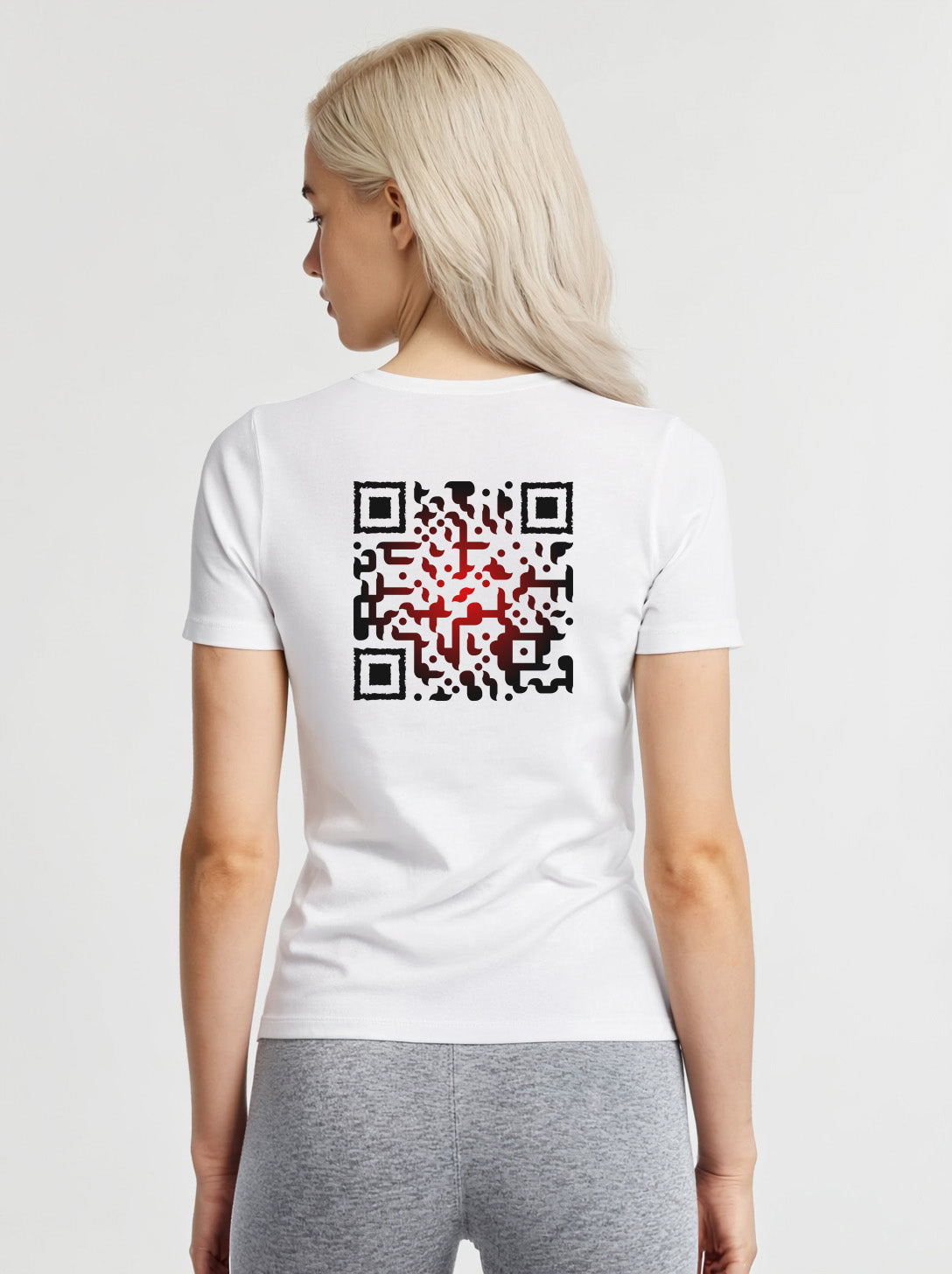 Women wearing a white t-shirt from Cue R with a black-red QR code on the back.