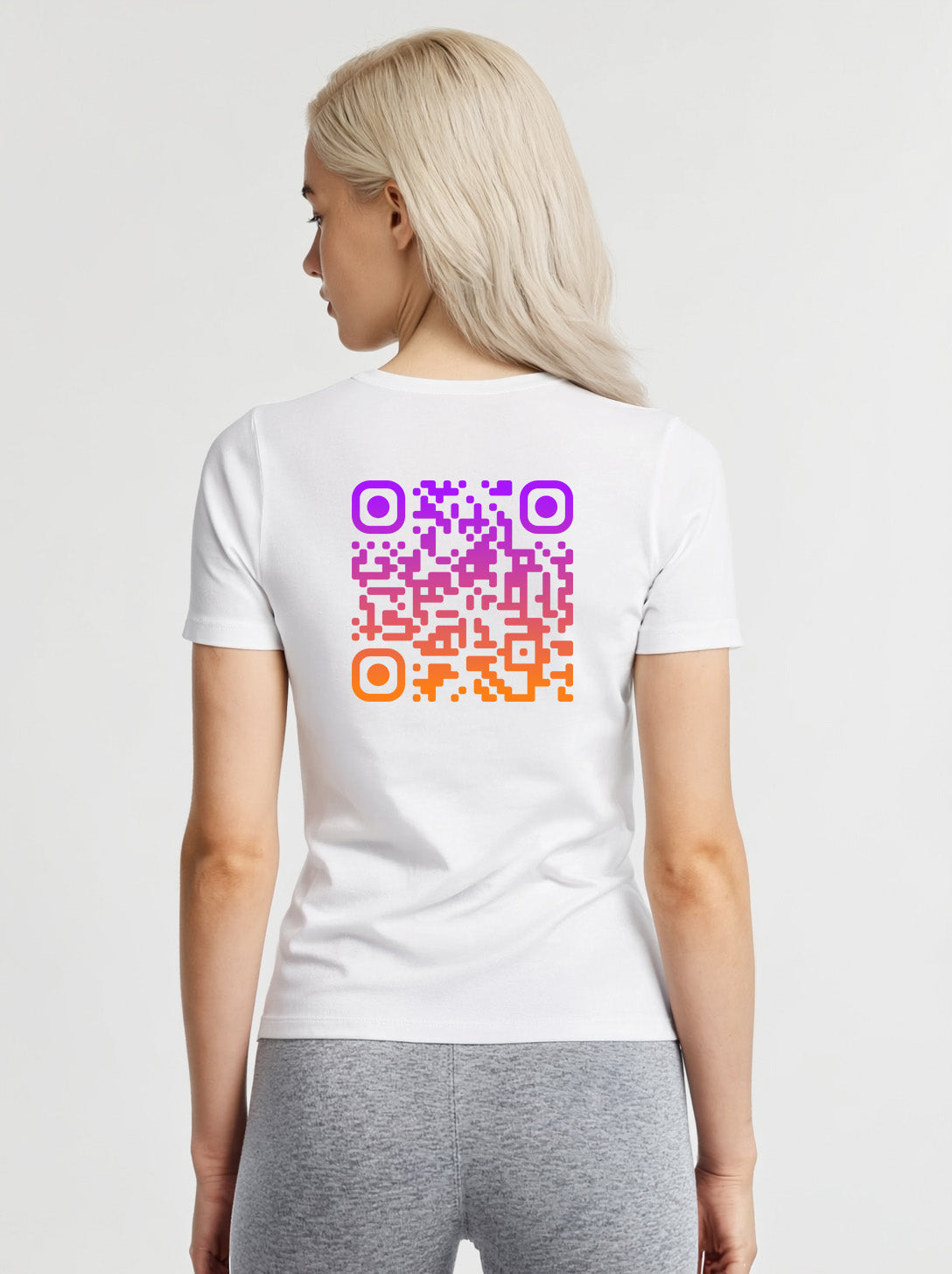 Women wearing a white t-shirt from Cue R with a purple-orange QR code on the back.